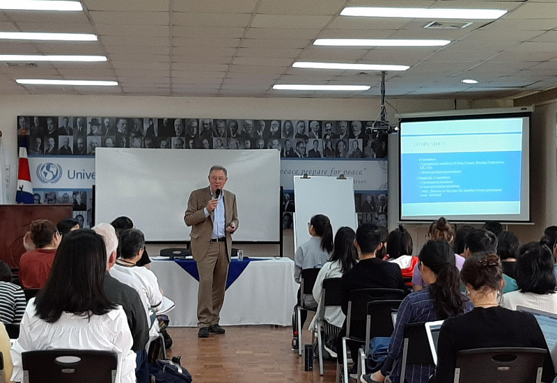 Afbeelding UPEACE Centre The Hague chairman teaches campus students on UN